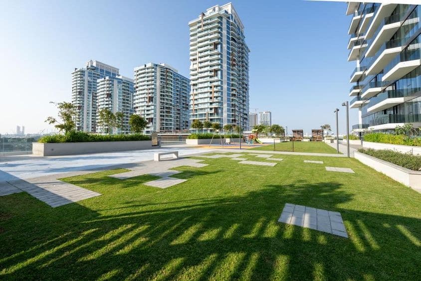 Жилые комплексы на заходе солнца в Дубае.