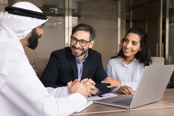 Счастливая латиноамериканская пара встречается с арабским агентом по недвижимости.