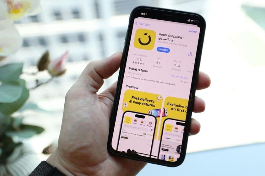 Приложение Noon на смартфоне Apple iPhone 14.