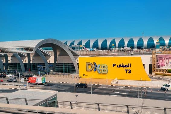 Вход в терминал аэропорта Дубая DXB.