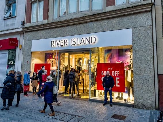 Вход в магазин одежды River Island.