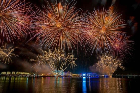 Фейерверк над недавно открытым Yas Bay.