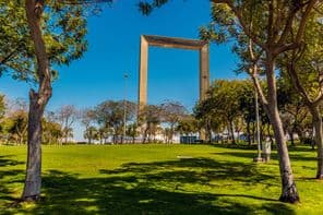 Вид на парк Забил в Дубае, ОАЭ весной.