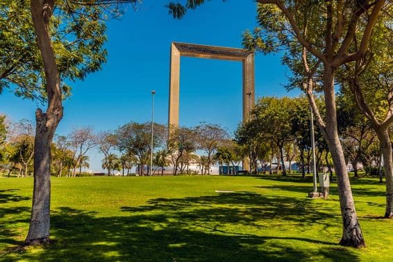 Вид на парк Забил в Дубае, ОАЭ весной.