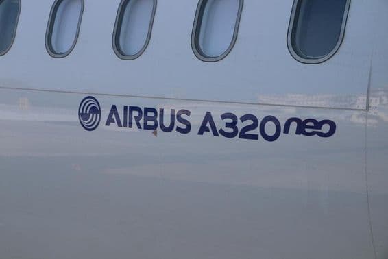 Самолет Airbus A 320 в аэропорту Мумбаи, штат Махараштра.