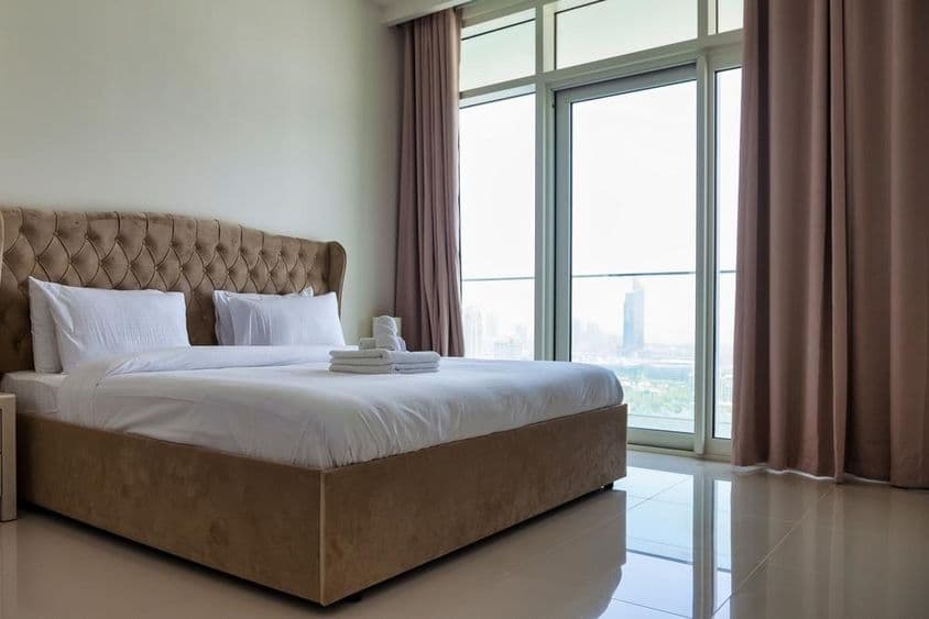 Просторная спальня в современной квартире.