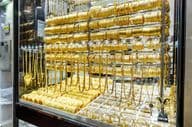 Витрина магазинчика золота на Золотом рынке в городе Дубай.