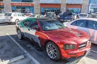 Dodge Charger, украшенный в национальные цвета Объединенных Арабских Эмиратов.
