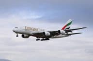 Самолет Emirates Airbus 380-800 приближается к взлетно-посадочной полосе для посадки.