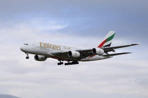 Самолет Emirates Airbus 380-800 приближается к взлетно-посадочной полосе для посадки.