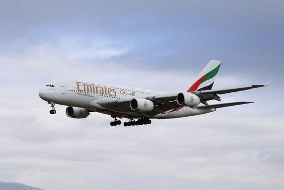 Самолет Emirates Airbus 380-800 приближается к взлетно-посадочной полосе для посадки.