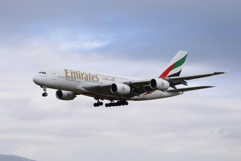 Самолет Emirates Airbus 380-800 приближается к взлетно-посадочной полосе для посадки.