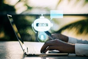 Человек печатает на ноутбуке с размытым фоном на улице, на котором изображена иконка чат-бота.