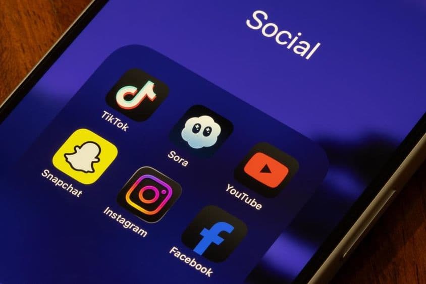 TikTok, Sora, YouTube, Snapchat, Instagram на экране iPhone.