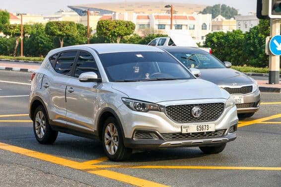 Небольшой кроссовер MG на городской улице.