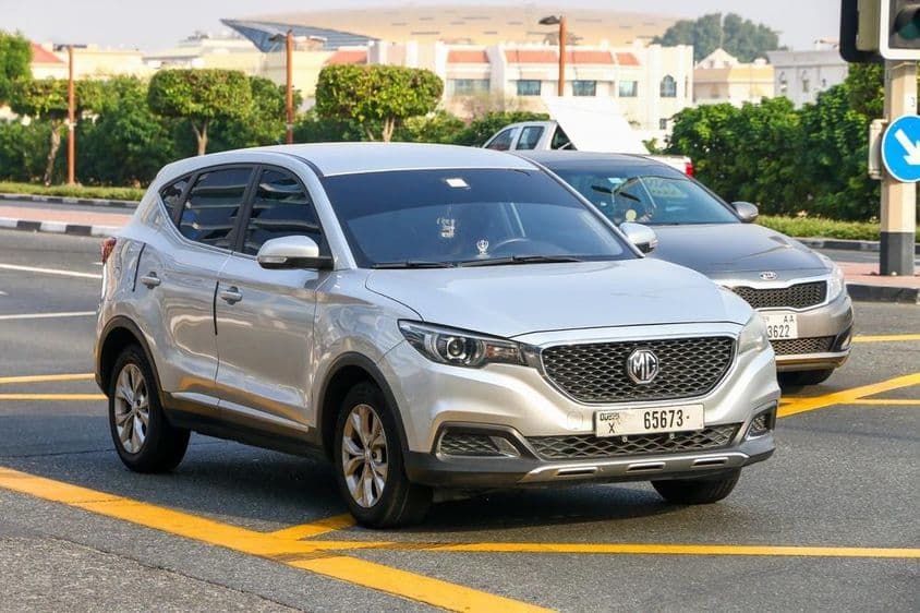 Небольшой кроссовер MG на городской улице.