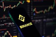 Логотип Binance на экране iPhone.