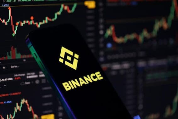 Логотип Binance на экране iPhone.