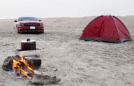 Утренний вид на лагерь у солёных озёр пустыни Лива.