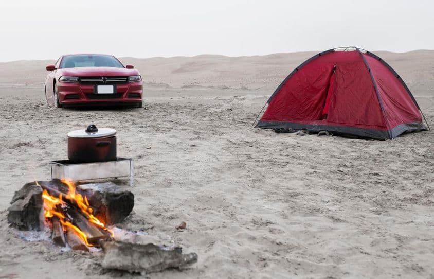 Утренний вид на лагерь у солёных озёр пустыни Лива.