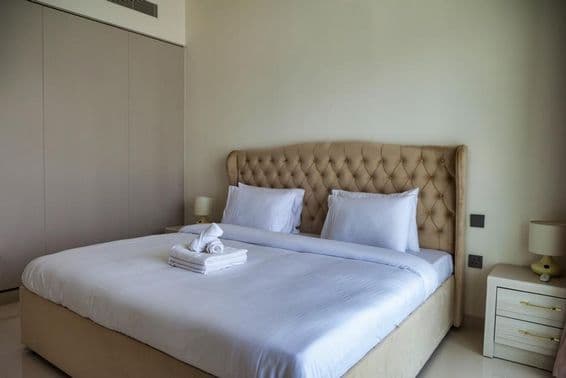 Спокойная спальня в Дубае ожидает гостей.