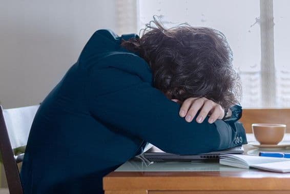 Человек отдыхает на ноутбуке на работе в понедельник.