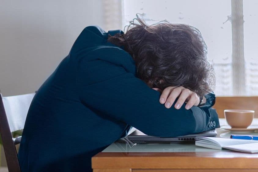 Человек отдыхает на ноутбуке на работе в понедельник.