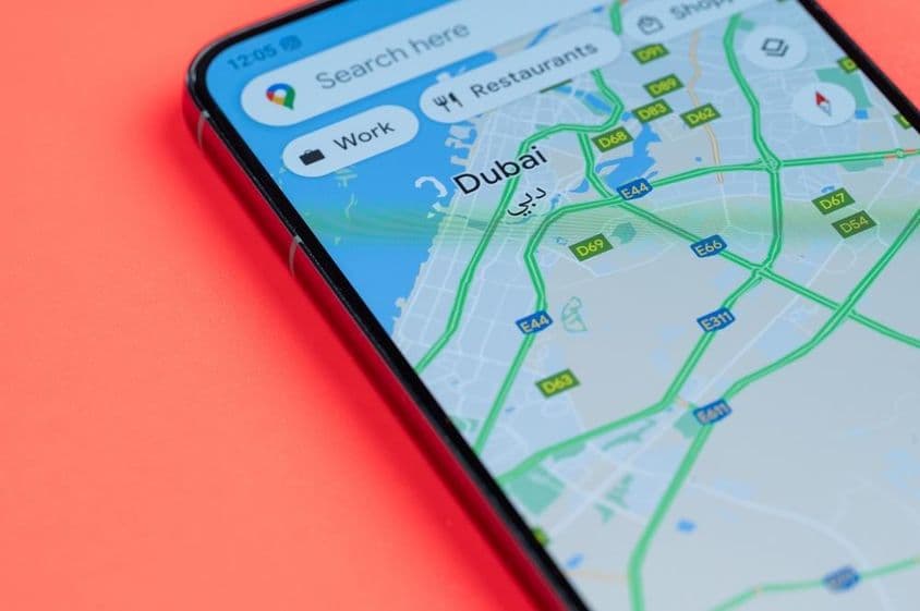 Распределение автомобильного движения в Дубае на Google Maps на смартфоне.