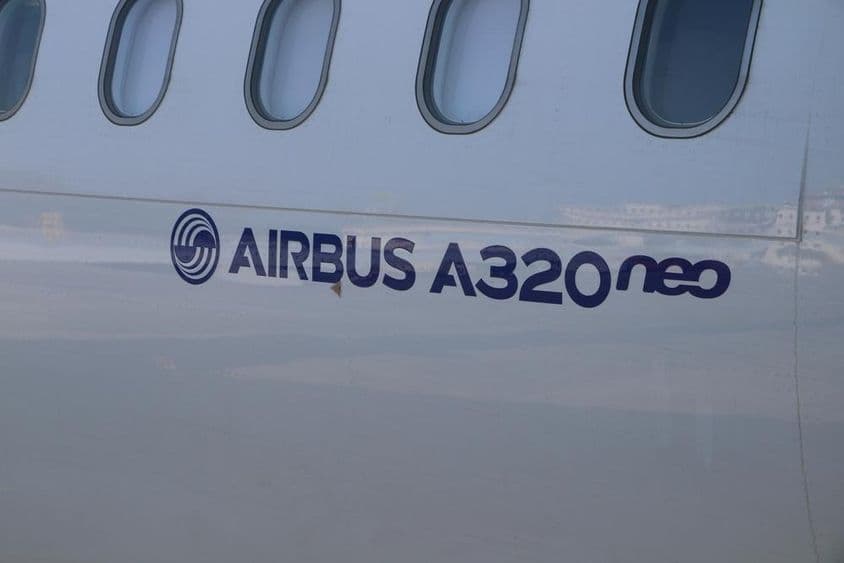 Самолет Airbus A320 в аэропорту Мумбаи.