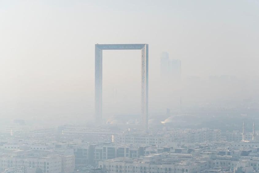 Впечатляющая панорама в тумане крупнейшей в мире золотой рамы, сделанной в Дубае.