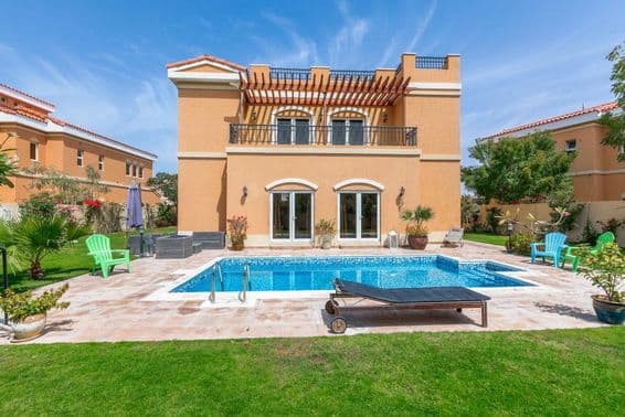 Виллы в Дубае с бассейном.