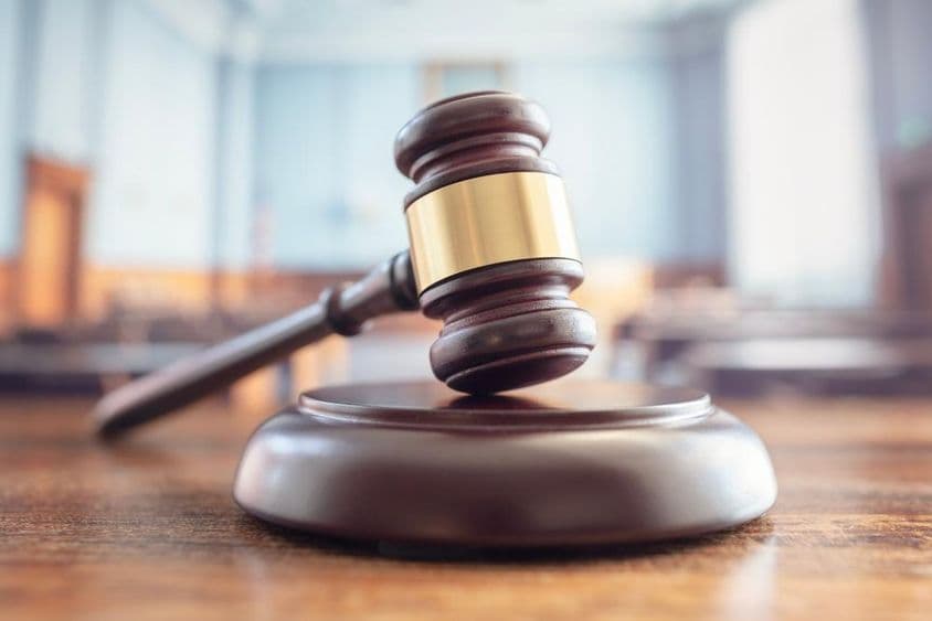 Судейский молоток на скамье.