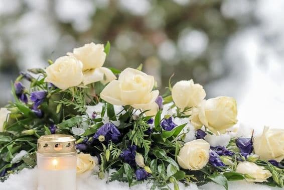 Красивый букет из голубых и белых цветов.