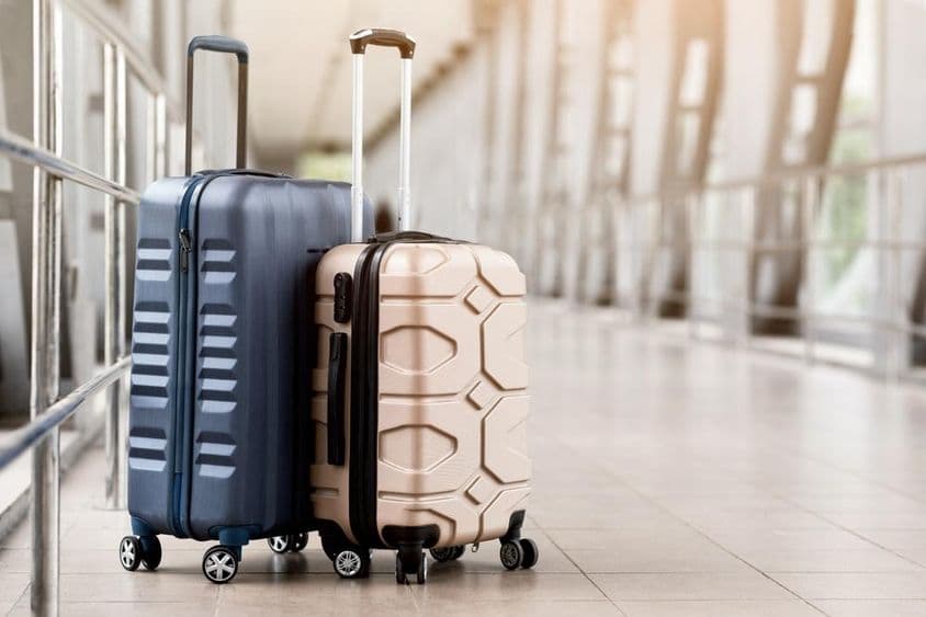 Чемоданы ожидают в зале терминала.