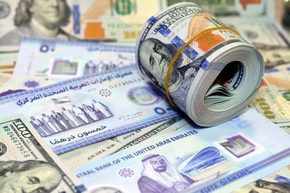 Доллары США и дирхамы.