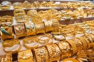 Выставка ювелирных украшений на золотом рынке в Дубае.