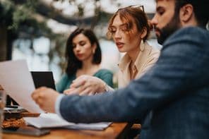 Бизнесмены в кафе, сосредоточенные на планировании стратегии.