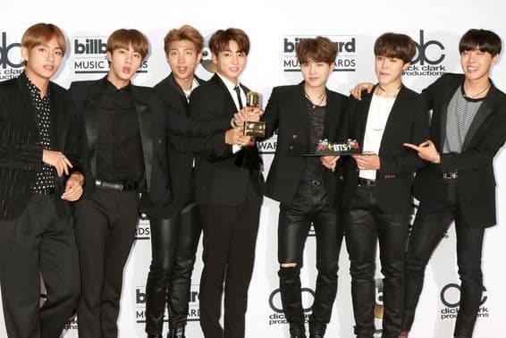 BTS в пресс-комнате на Billboard Awards 2017.