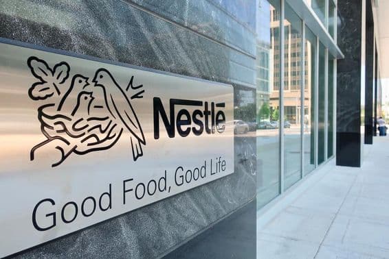 NESTLE США - вход в здание штаб-квартиры с вывеской.