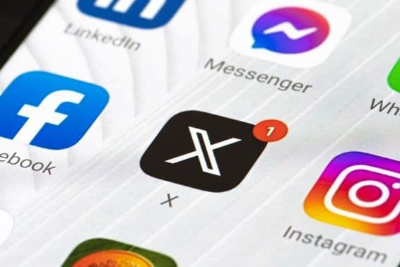 Логотип Twitter или X с первой буквой и приложением на смартфоне.