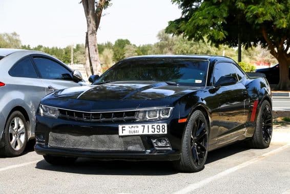 Chevrolet Camaro на городской улице.