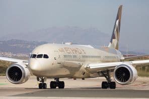 Boeing 787-9 Dreamliner авиакомпании Etihad Airways на рулежной дорожке.