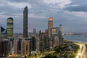 Горизонт Абу-Даби в облачную погоду.