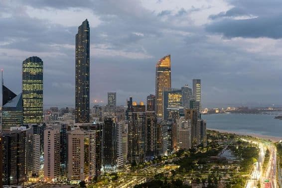 Горизонт Абу-Даби в облачную погоду.