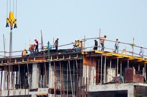 Рабочие на строительной площадке в Дубае.