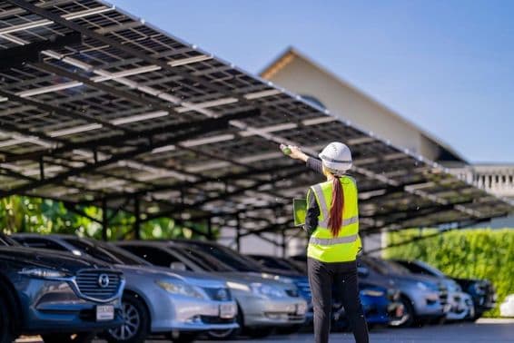 Солнечные панели обеспечивают тень и устойчивую энергию.