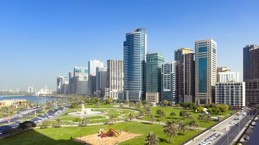 Широкий газон и вид на спокойную лагуну в Аль-Мажаз Вотерфронт.