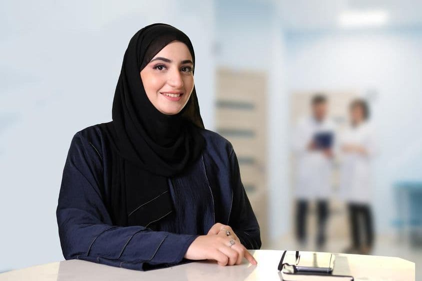 Эмиратская местная женщина смотрит вперед.