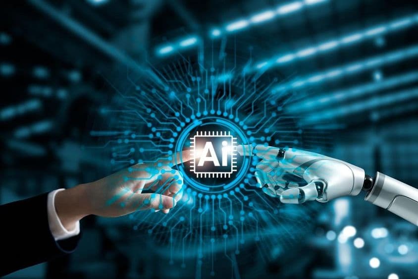 Рука робота и человека соединяются с платой ИИ.