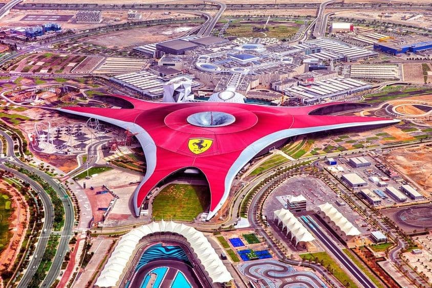 Абу-Даби, парк Ferrari World.